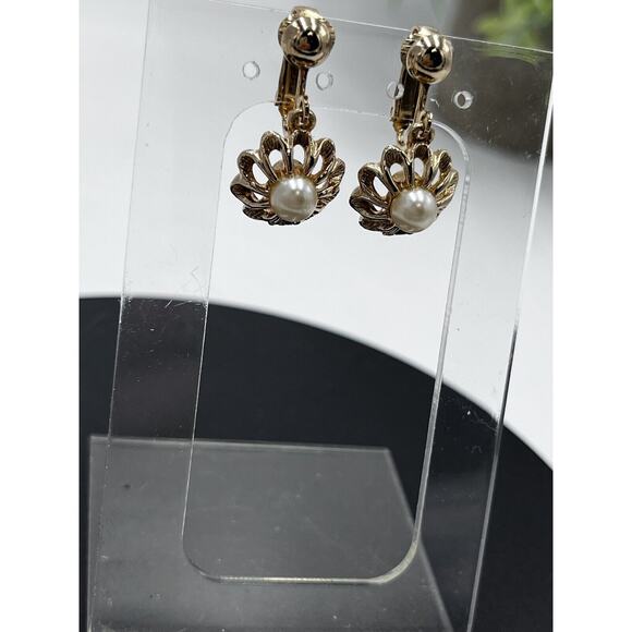 Avon Vintage Faux White Pearl Flower Drop Dangle Gold Tone Clip On Earrings - Picture 2 of 16